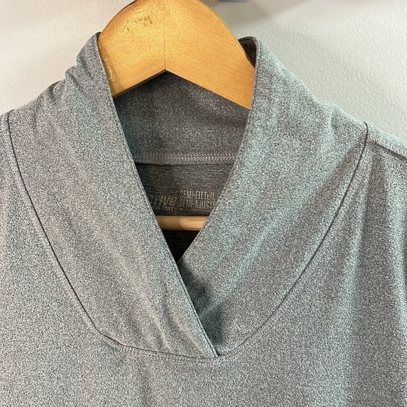 Old navy active semi fitted long sleeve top size small, running - Picture 4 of 8
